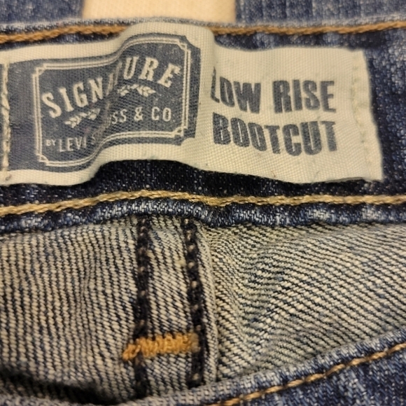 Levi's Signature Low Rise Bootcut.Denim Jeans   Size 12 Short - Picture 5 of 5